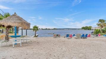 Chaises longues, serviettes de plage