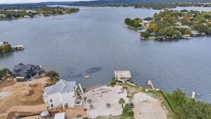 Una propietat a la vora d'un llac amb piscina, una casa espaiosa i un moll per a embarcacions.