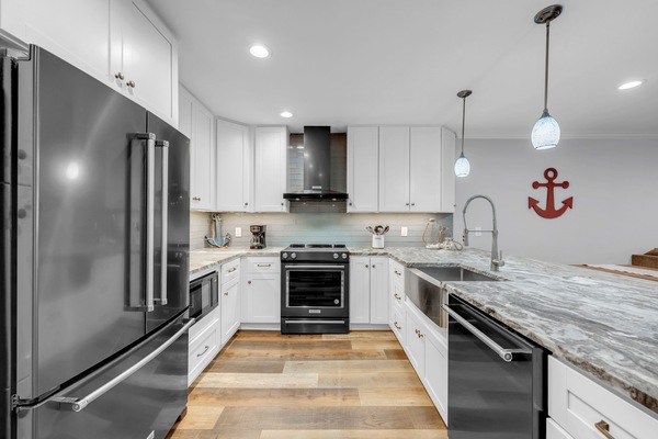 Een koelkast, een magnetron, een oven, een kookplaat