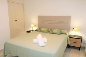 1 dormitorio, tabla de planchar con plancha, wifi y ropa de cama