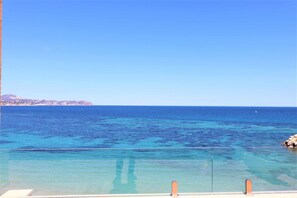 A clear view of a coastal area with a calm sea and a distant rocky coastline. - 29D Spectacular views parking and wifi (Calp)