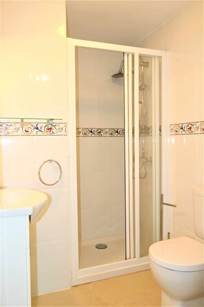 A bathroom with a shower enclosure, toilet, and sink. - 29D Spectacular views parking and wifi (Calp)
