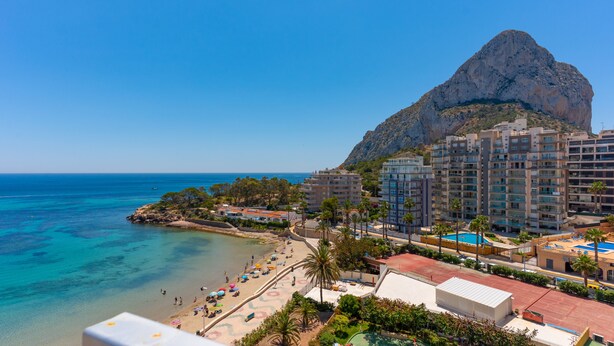 A coastal hotel with multiple floors, a beach, and a prominent mountain in the background. - 29D Spectacular views parking and wifi (Calp)
