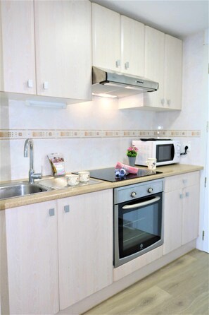 Kjøleskap, mikrobølgeovn, ovn og kokeplater