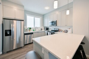 Private kitchen - Luxury NEW Home |AC | FREE Parking | 8 min>Airport (Calgary)