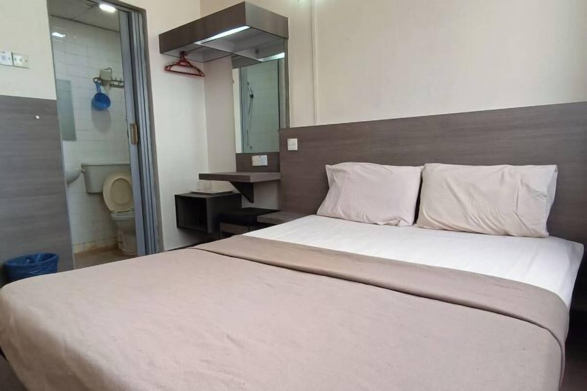 Escritorio, wifi gratis, ropa de cama