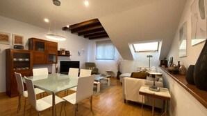 Un espace de vie moderne comprenant un coin repas, un canapé, une table basse et une lampe.