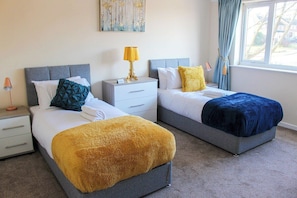 2 bedrooms, iron/ironing board, WiFi, bed sheets - Lovely 2-Bed Apartment in Sutton Coldfield (Sutton Coldfield)