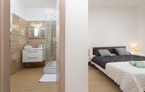 4 chambres, fer et planche à repasser, lit de bébé portatif