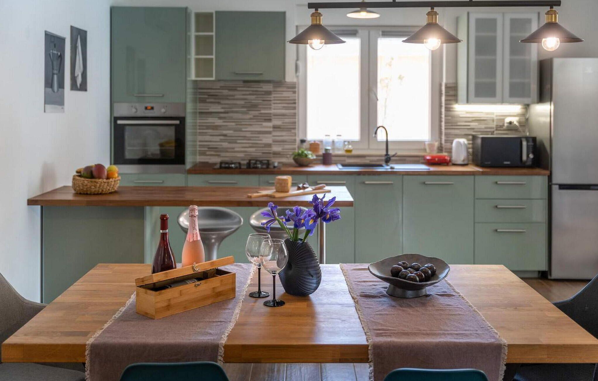 ثلاجة، فرن، موقد طهي مسطح، غسالة أطباق