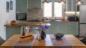 Fridge, oven, stovetop, dishwasher