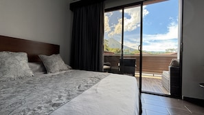 Quarto superior, vista para a montanha | 1 quarto, frigobar, cofres nos quartos, individualmente decorados