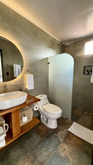 Superior Room, Mountain View | Bathroom | Shower, rainfall showerhead, hair dryer, towels - Arenal Monara (La Fortuna)