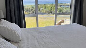 3 makuuhuonetta, työpöytä, ilmainen Wi-Fi, vuodevaatteet