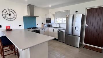 Køleskab, mikrobølgeovn, ovn, kogeplade