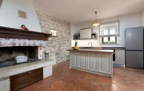 Kjøleskap, ovn, kokeplater og oppvaskmaskin