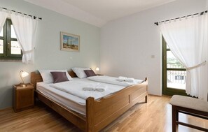 4 slaapkamers, een strijkplank/strijkijzer, reisbedje, gratis wifi