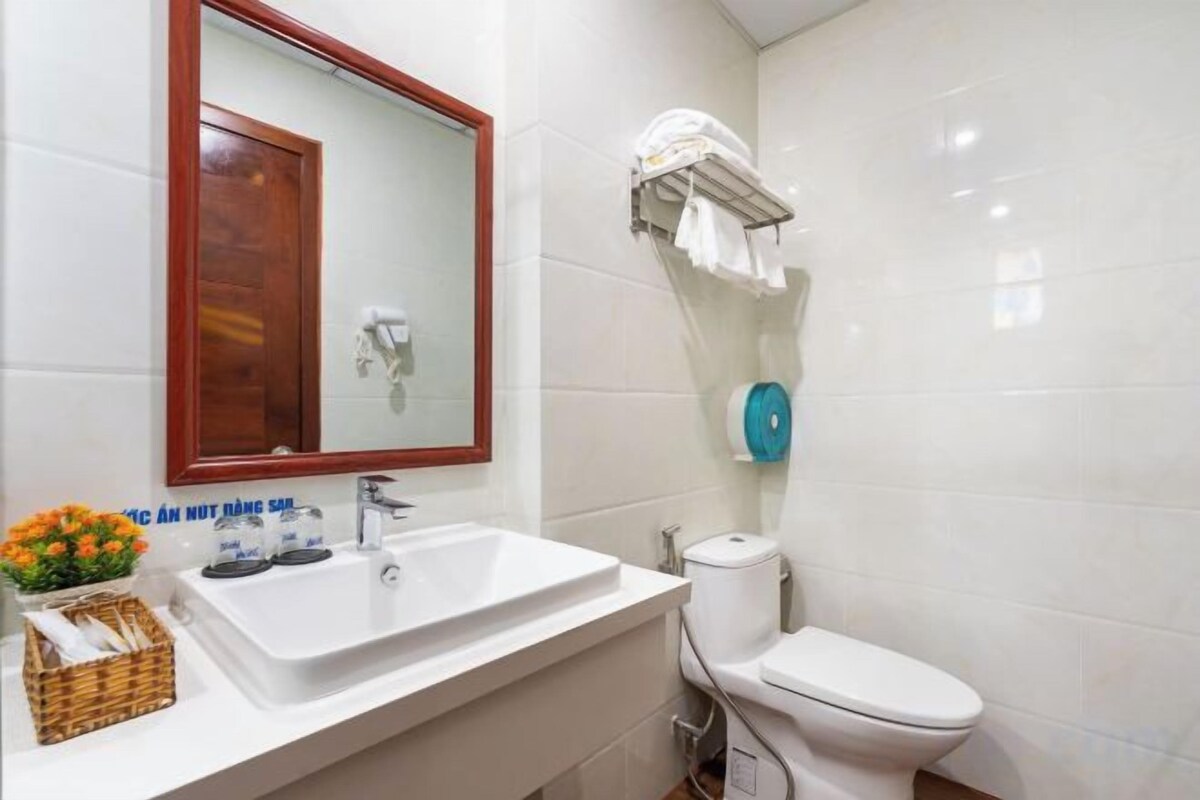 Baño | Ducha, cabezal de ducha tipo lluvia, secador de pelo y albornoces
