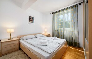 2 bedrooms, iron/ironing board, travel cot, free WiFi