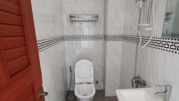 Dusche, kostenlose Toilettenartikel, Handtücher