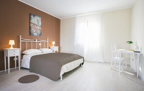 4 quartos, ferros/tábuas de passar roupa, berço de viagem