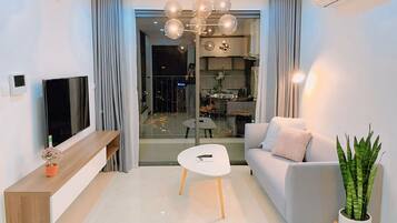 Deluxe Apartment | Frette Italian sheets, premium bedding, down comforters