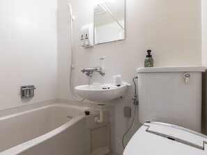 A bathroom with a bathtub, sink, and toilet. - Hotel HORAIRE Saijo (Saijo)
