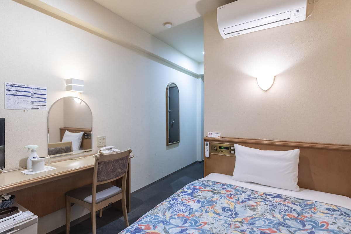 スタンダード ダブルルーム ダブルベッド 1 台 喫煙可 | 羽毛の掛け布団、アイロン / アイロン台、WiFi (無料)、ベッドシーツ
