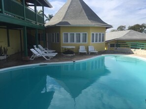 Una piscina al aire libre