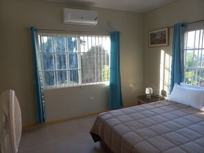 3 Schlafzimmer, Zimmersafe, Schreibtisch, Bügeleisen/Bügelbrett