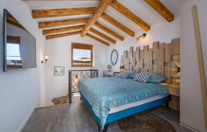 4 quartos, ferros/tábuas de passar roupa, berço de viagem