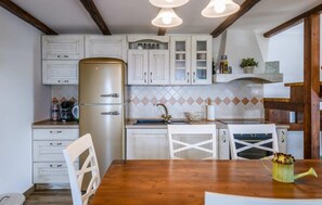 Réfrigérateur, four à micro-ondes, un four, surface de cuisson