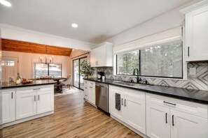 Kühlschrank, Mikrowelle, Ofen, Geschirrspüler