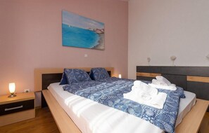 3 bedrooms, travel cot, free WiFi, bed sheets - Beautiful home in Porec (Porec)