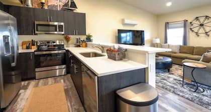 Modern 2 Bedroom Home Outdoor Patio & Fenced Yard