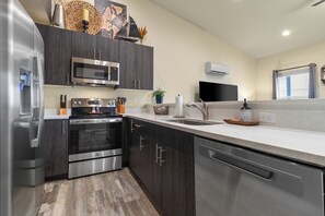 Kylskåp, mikrovågsugn, ugn och spishäll