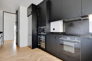 Kjøkkenutstyr og spisebord