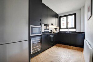 Grytor/köksredskap och matbord