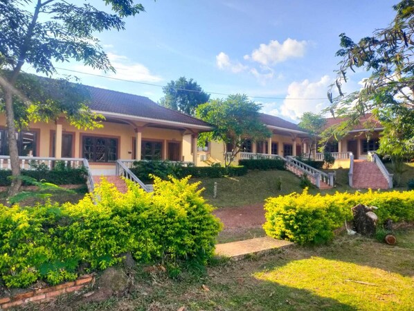 A two-story building with a covered porch and a small staircase leading to the entrance. - Leokhamphasurt Resort (Thalat)