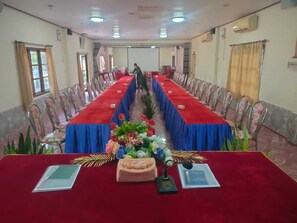 In-room dining - Leokhamphasurt Resort (Thalat)