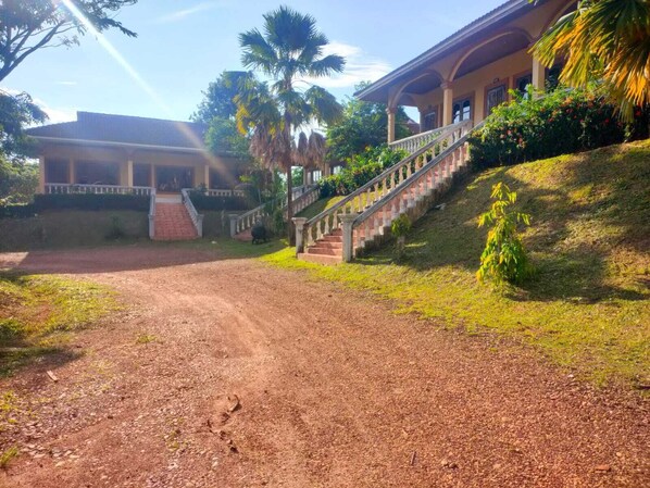 Front of property - Leokhamphasurt Resort (Thalat)