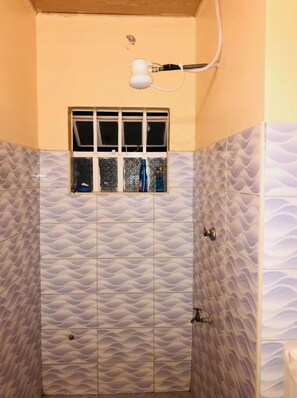 Dusj, håndklær, såpe og toalettpapir