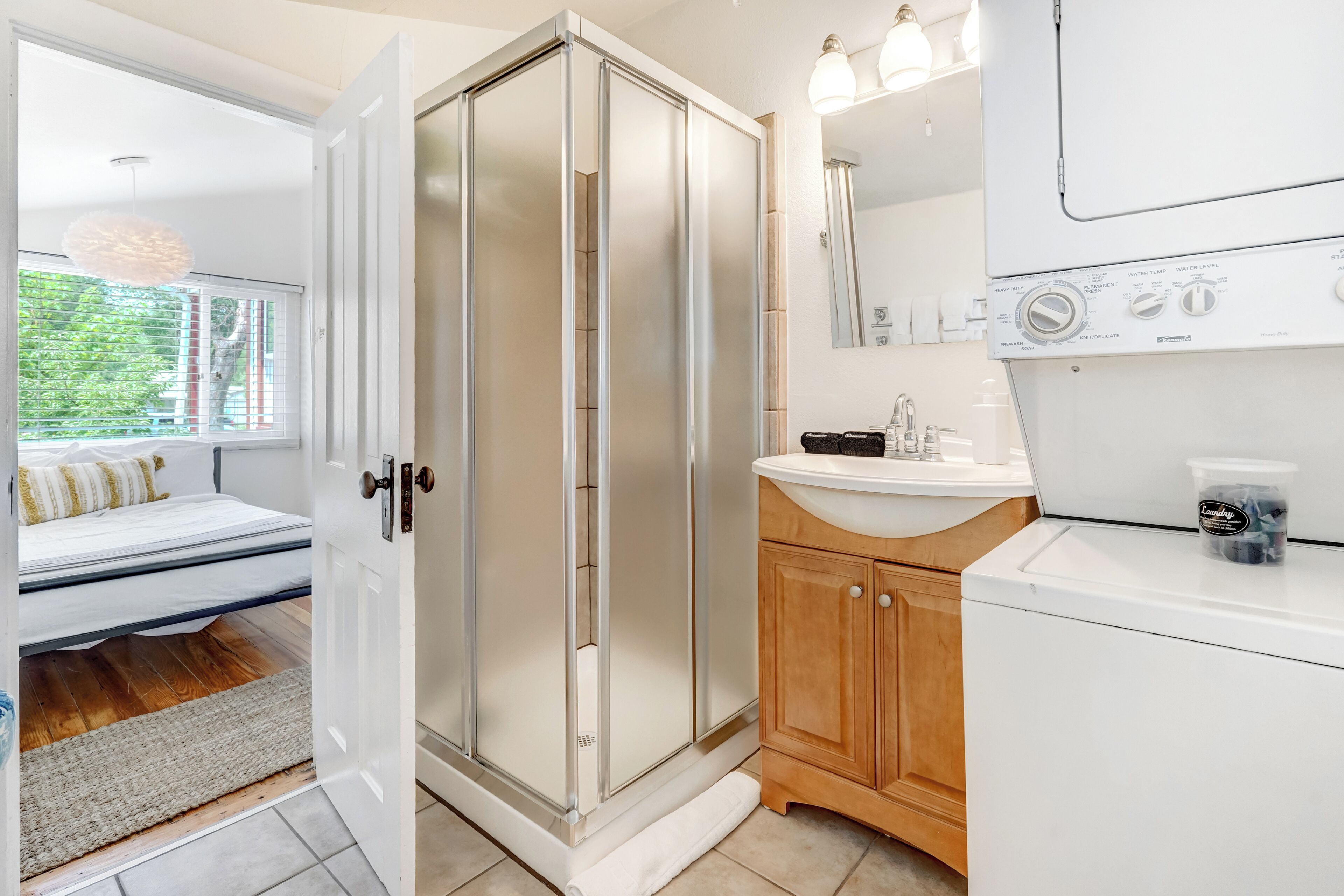 Une salle de bain moderne équipée d’une douche, d’un lavabo et de toilettes.