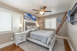 5 habitaciones, escritorio y tabla de planchar con plancha