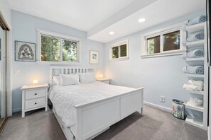 2 soverom, strykejern/-brett, reiseseng for barn og wi-fi