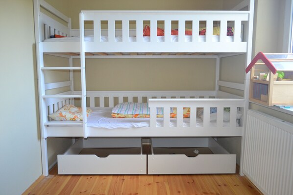 3 bedrooms, desk, iron/ironing board, free WiFi