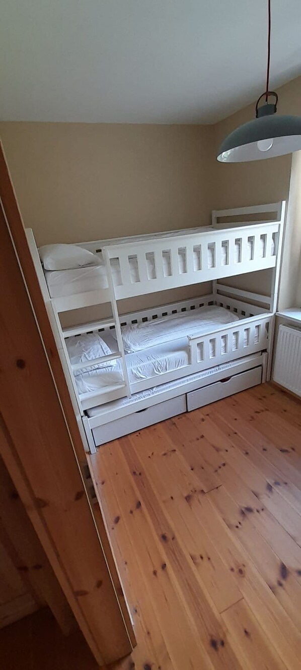 3 quartos, escrivaninha, ferros/tábuas de passar roupa
