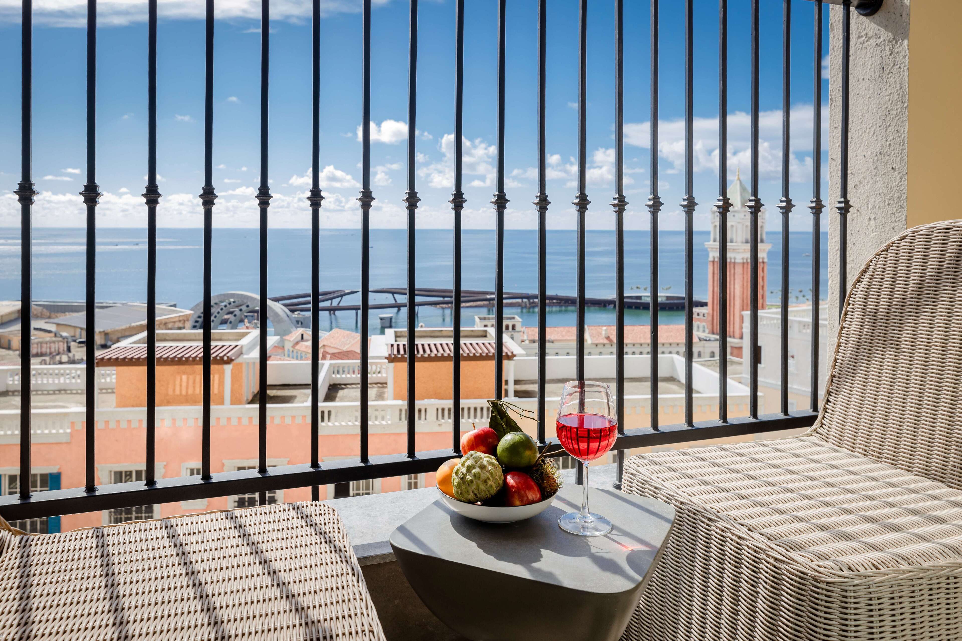 Seaview Fireworks Studio with Balcony | Vista a la playa o el mar