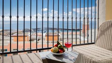 Superior Studio, 1 King Bed, Sea View | Beach/ocean view