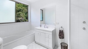 Shower - Villa Luna - Pet Friendly Retreat (Avoca Beach)